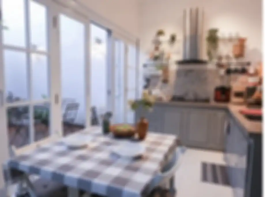 Desain dapur menyatu dengan ruang makan terbuka ini mencuri hati Ibu-ibu. Kesannya lapang nan estetik. Lihat 7 foto hasil aplikasinya.