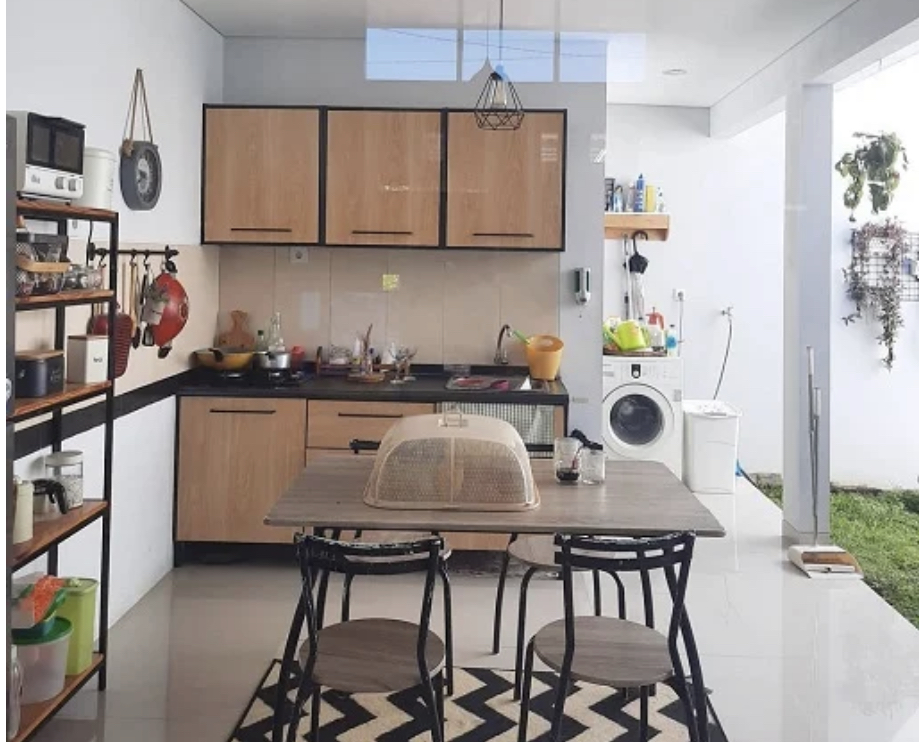 Desain dapur menyatu dengan ruang makan terbuka ini mencuri hati Ibu-ibu. Kesannya lapang nan estetik. Lihat 7 foto hasil aplikasinya.