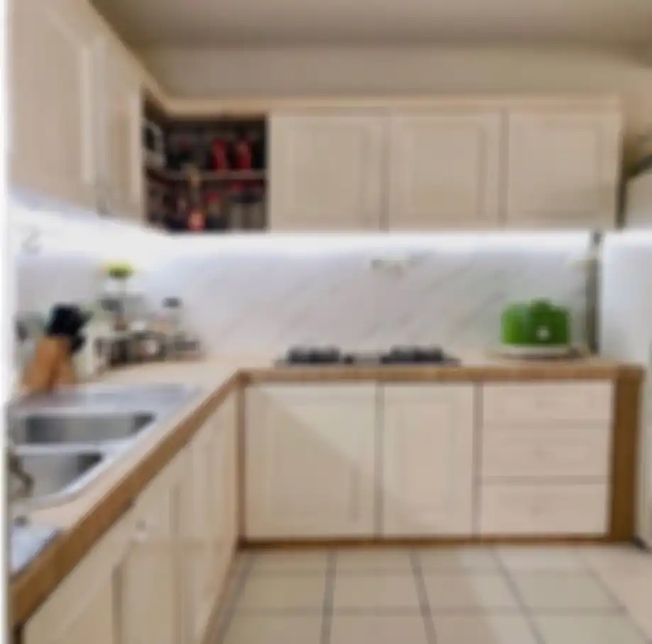 Ini 8 desain dapur mungil bentuk L yang cocok buat Ibu-ibu pencari paket renovasi hemat. Lengkap dengan foto referensinya. 