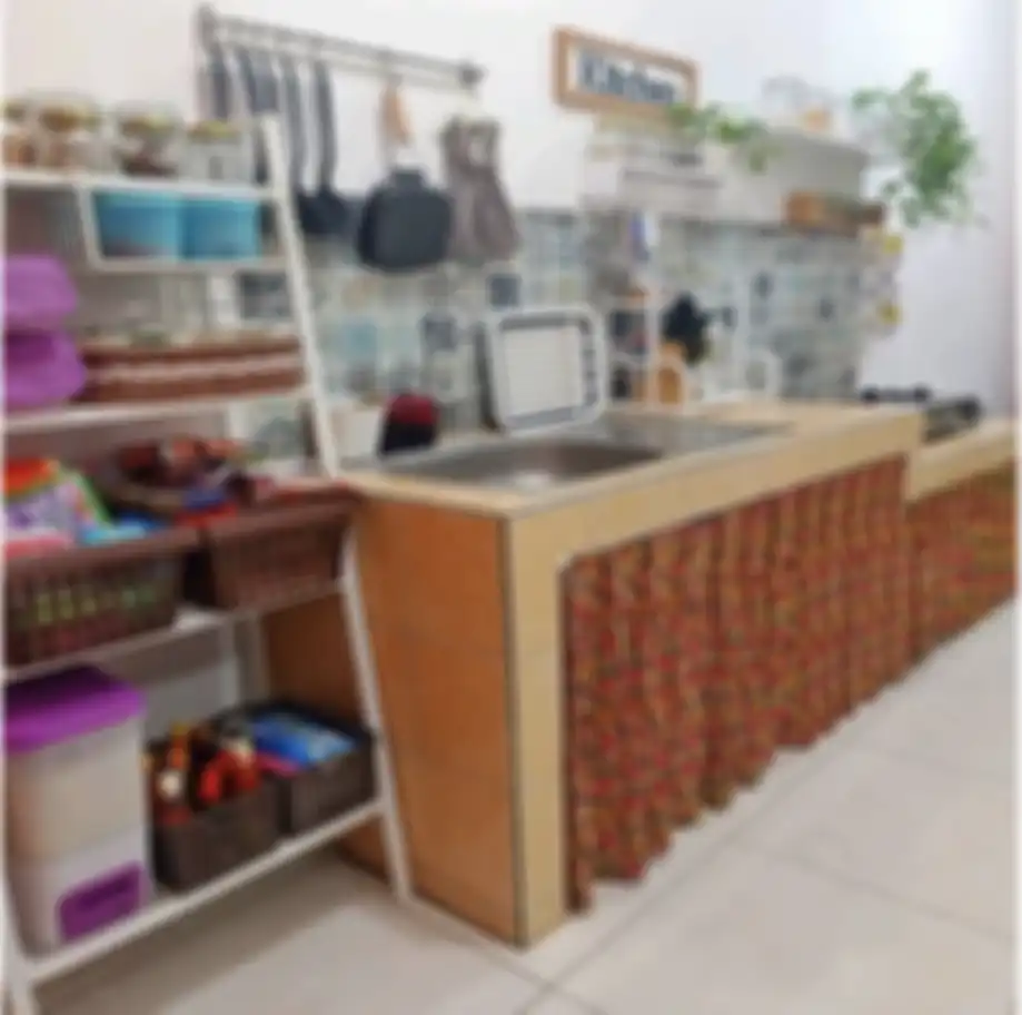 Posisi tempat cuci piring menjadi kunci dalam desain dapur tampil estetik nan rapi. Jadi nggak bisa dianggap sepele. Ini 11 foto aplikasinya.