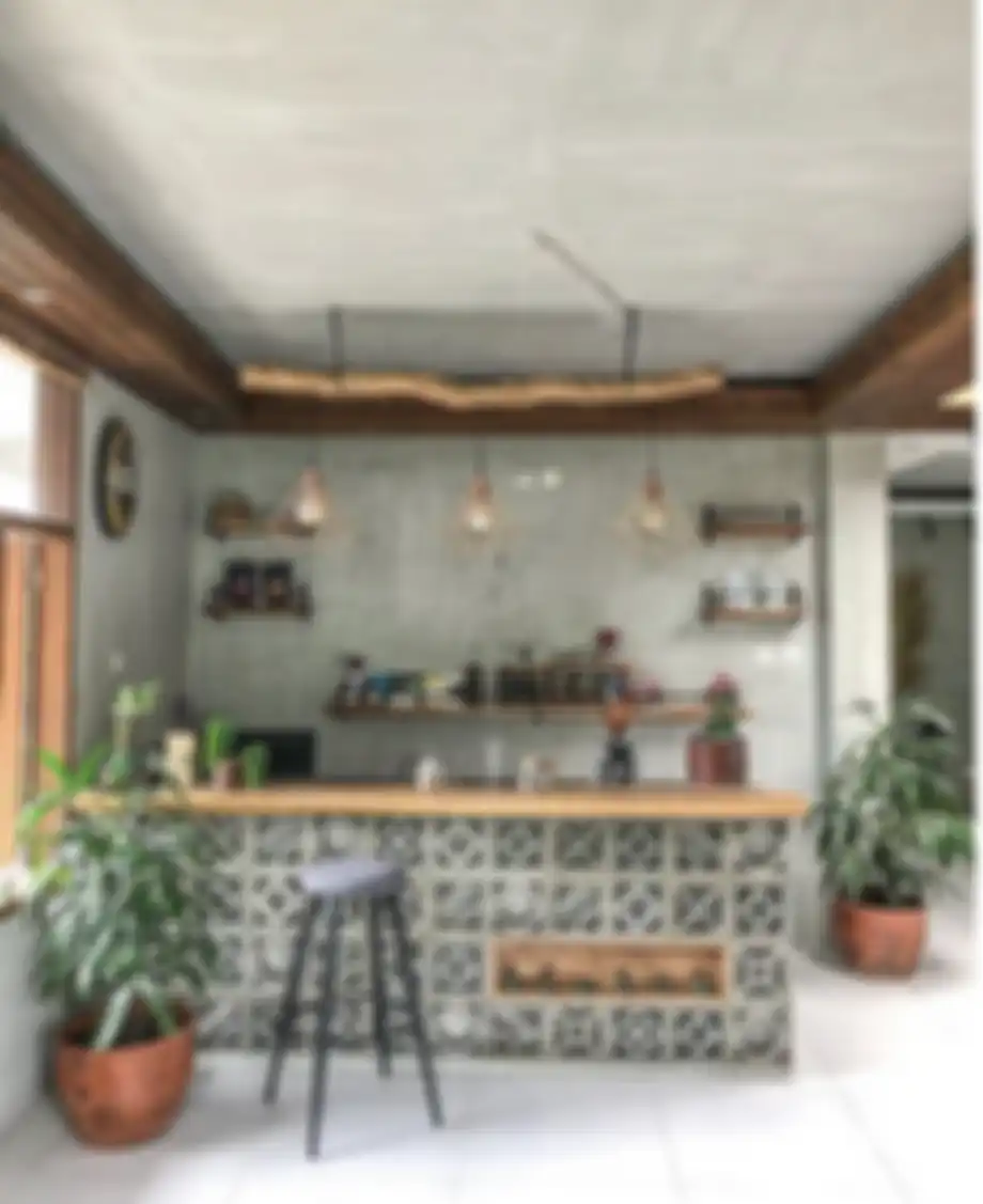 Desain dapur minimalis nan elegan ini mampu mencuri perhatian Ibu RT karena pilihan warna ini. Bukan lagi putih. Ini foto tampilan hasilnya.