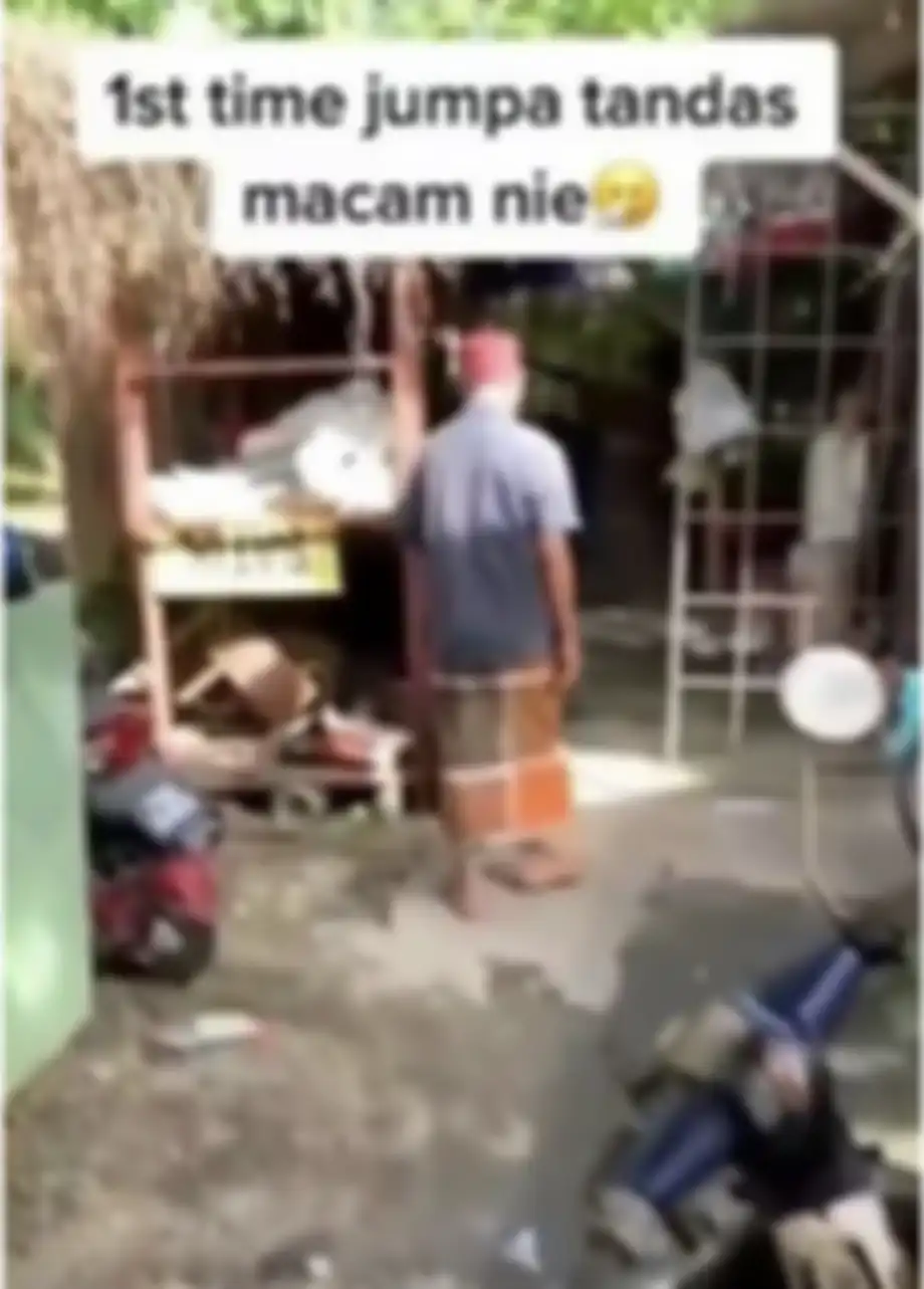 Isi rumah tua yang cuma ditutup seng rongsokan ini bikin netizen melongo. Nggak nyangka banget. Foto ini jadi buktinya.
