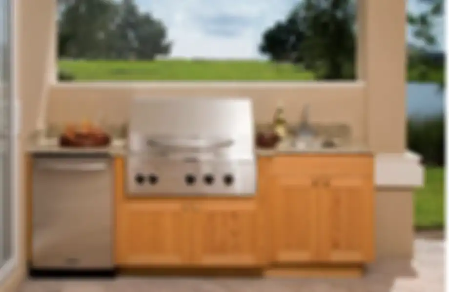 Desain dapur terbuka minimalis tampak makin segar di taman belakang rumah. Intip yuk 7 foto inspirasinya yang bikin ngiler. 
