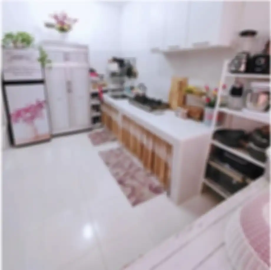 Terlanjur cari-cari foto inspirasi, ternyata desain kolong dapur mungil tampak kian cantik cuma modal gorden dibuat begini. 