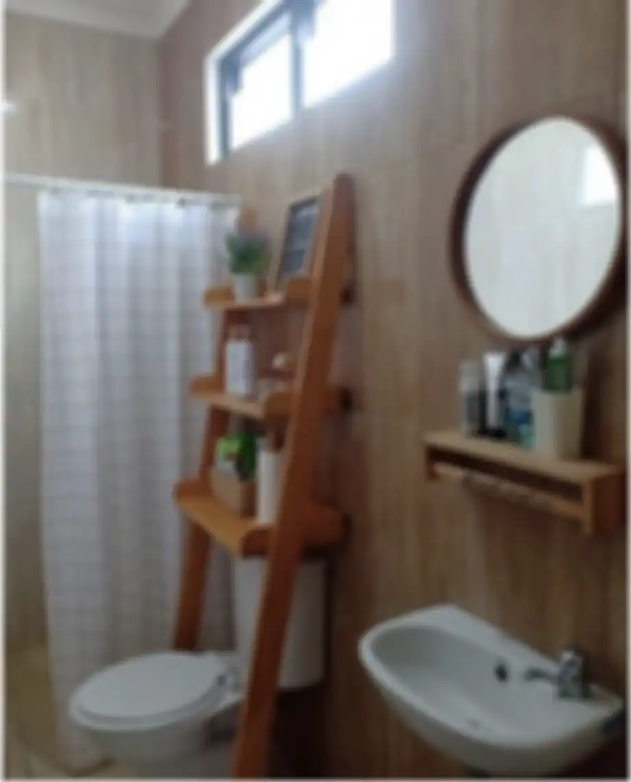 Desain kamar mandi sempit di rumah type 36 ini tak lagi sumpek cuma dengan menghilangkan benda ini. Lihat 9 foto hasilnya.