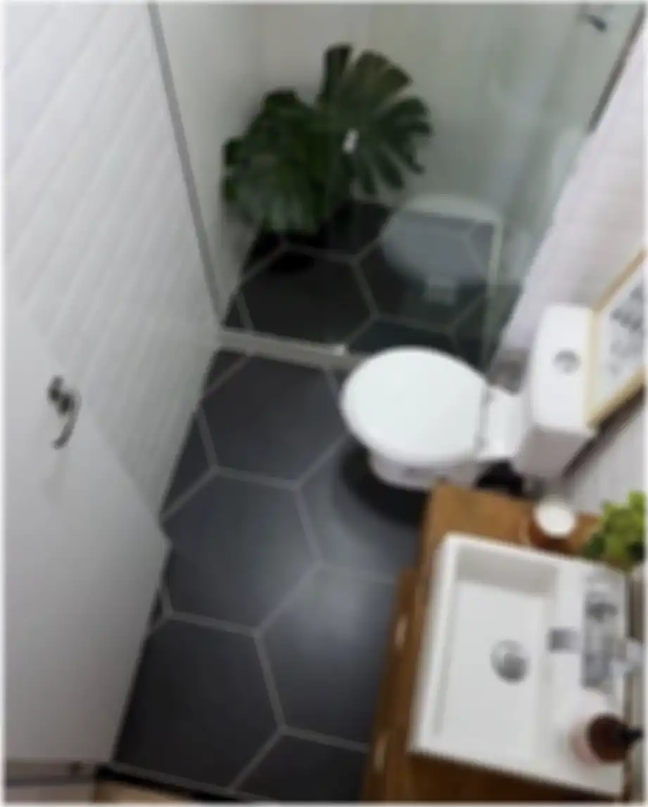 Desain kamar mandi sempit di rumah type 36 ini tak lagi sumpek cuma dengan menghilangkan benda ini. Lihat 9 foto hasilnya.