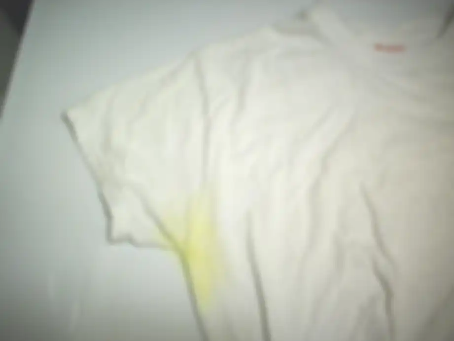 Noda Kuning di Baju Putih