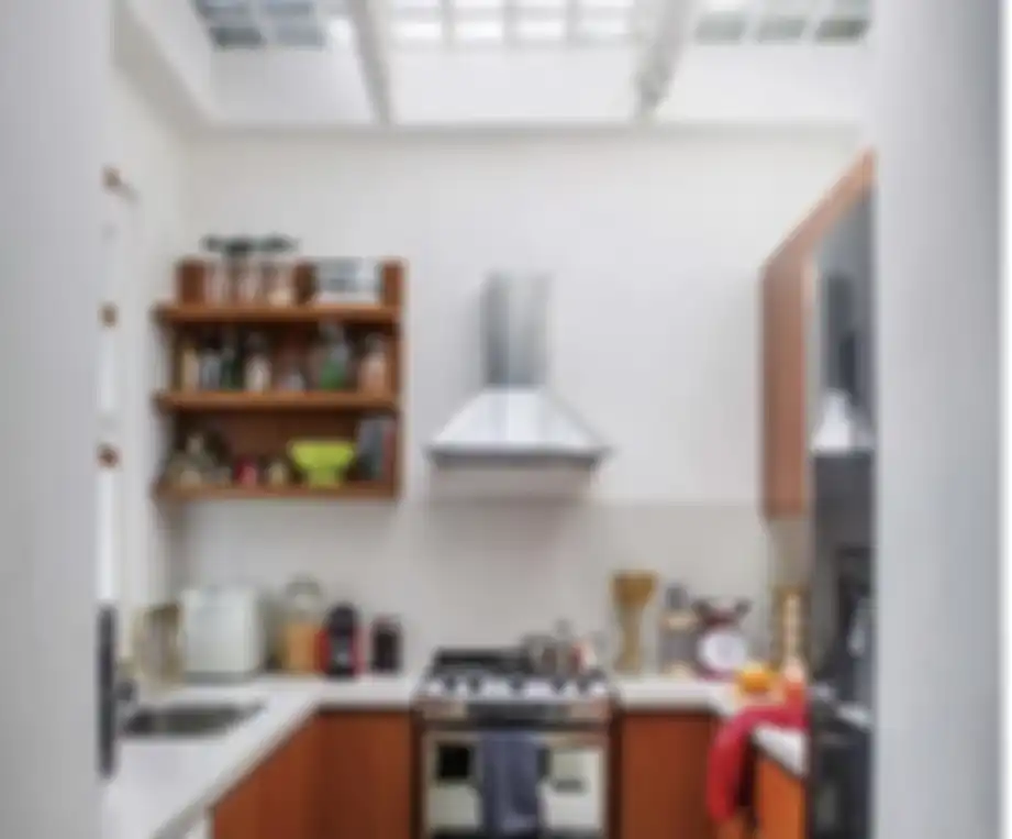 Ibu-ibu tolong bilang ke tukang andalan agar pakai cara begini. Sebab, desain dapur minimalis jadi tambaj segar. Ini 7 foto contohnya.