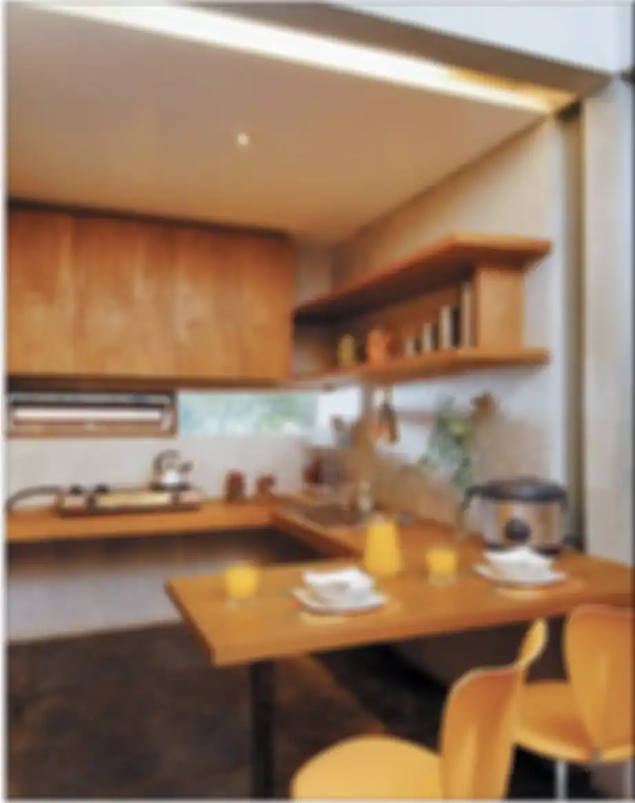Desain meja makan mengubah aura dapur sempit menjadi hangat nan nyaman. Intip yuk 6 foto hasil aplikasinya. 