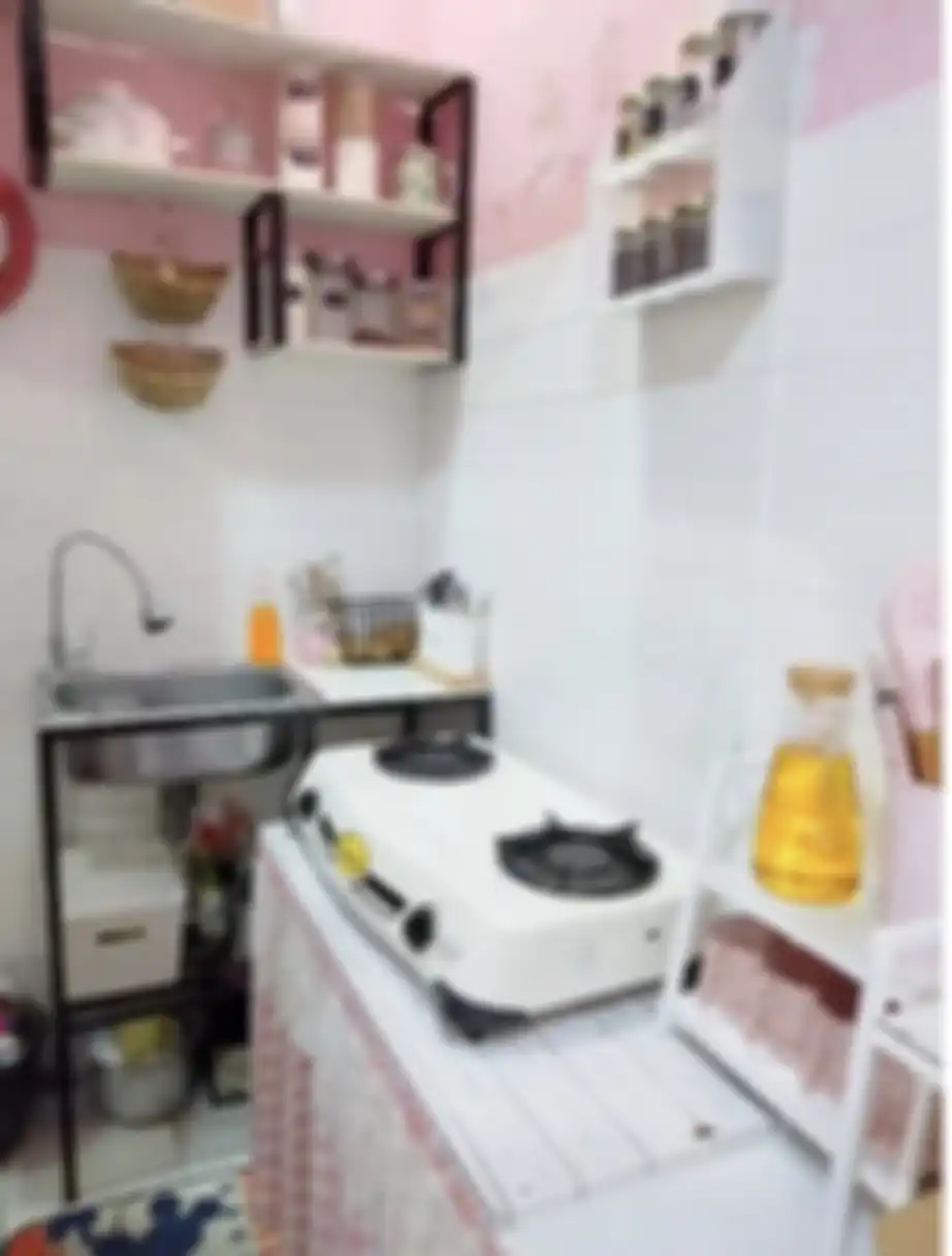 Desain dapur kontrakan kecil ini bisa menyulap temapt masak tampak aesthetic. Cukup pilih deretan foto rekomendasinya.