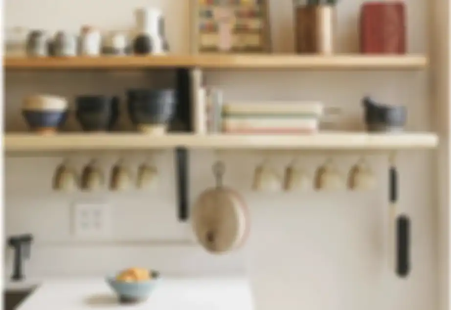 Desain dapur mungil tetap bisa rapi dengan 8 trik jitu ini sekalipun nggak ada bujet buat kitchen set. Lihat foto hasilnya yuk. 