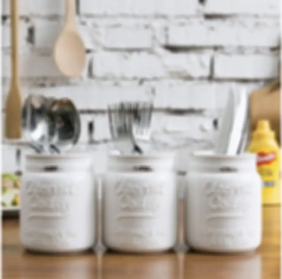Desain dapur mungil tetap bisa rapi dengan 8 trik jitu ini sekalipun nggak ada bujet buat kitchen set. Lihat foto hasilnya yuk. 