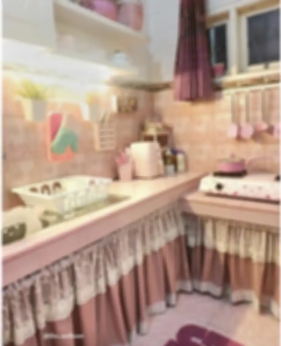 Gorden kain penutup jadi rahasia desain dapur minimalis agar sedap dipandang. Lihat 7 foto estetiknya yang memberi bukti. 