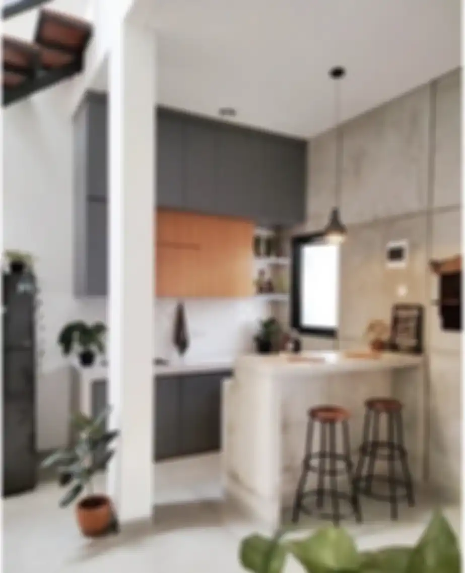 Desain dapur minimalis nan elegan ini mampu mencuri perhatian Ibu RT karena pilihan warna ini. Bukan lagi putih. Ini foto tampilan hasilnya.