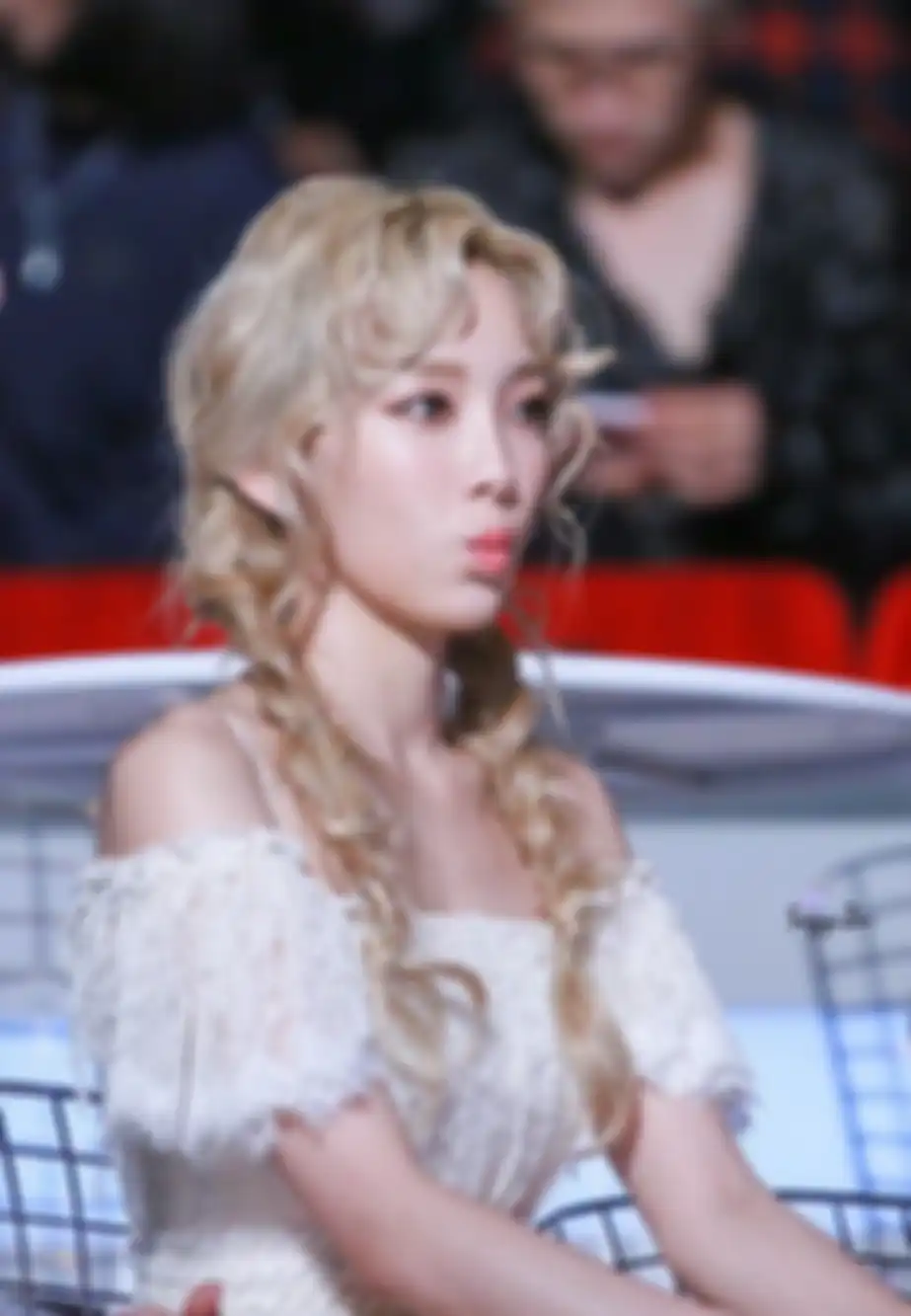Taeyeon SNSD curly fringe bangs