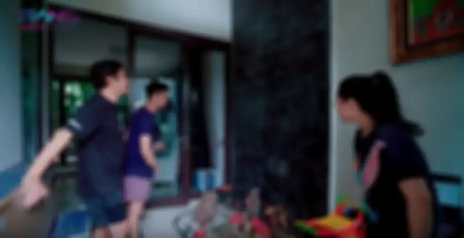 Area foyer pemisah antara ruang keluarga dengan pintu