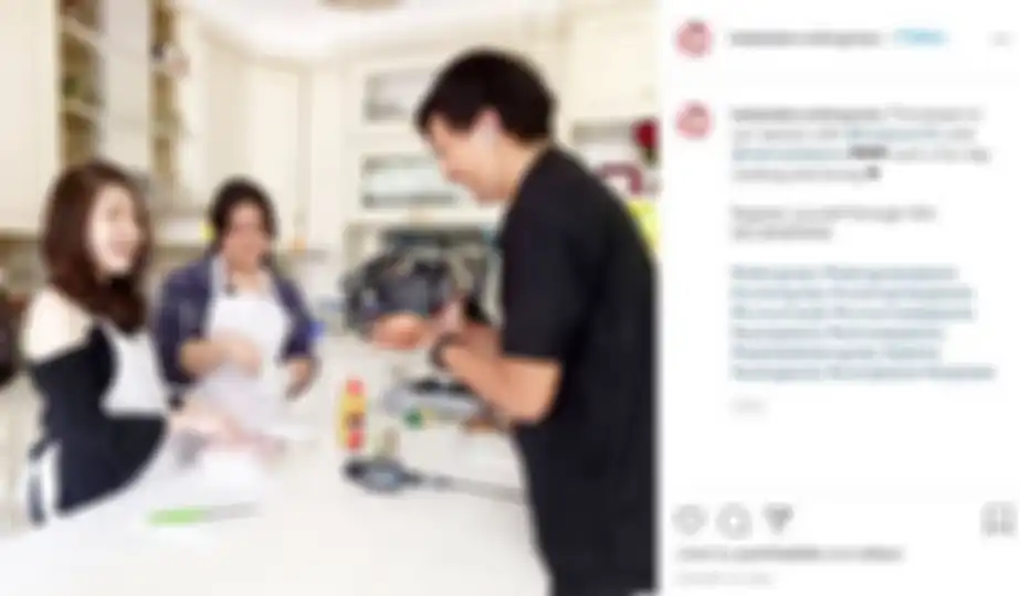 Putri Habibie sedang mengajari masak Tina Toon
