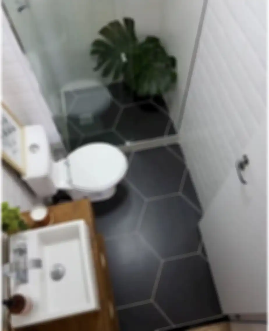 Desain kamar mandi memanjang auto dipilih Ibu-ibu karena alasan ini. Dengan mengusung gaya minimalis, intip 7 foto hasilnya yuk!