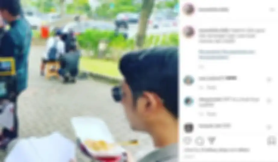 Arya Saloka makan bubur di lokasi syuting