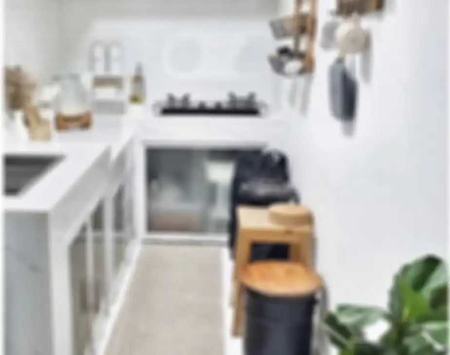 Desain dapur kecil cantik nan elegan ini menjadi alasan Ibu-ibu arisan makin senang main ke rumah. Ini 7 foto esteiknya. 