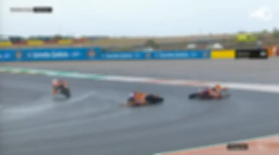 Alvaro Carpe dan Kristian Daniel terjatuh saat race 2 Red Bull Rookies Cup Aragon 2024.