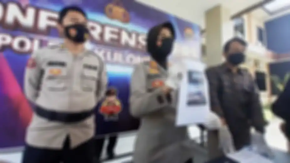 Foto wanita pamer payudara di Bandara Yogyakarta sudah terlanjur tersebar ke mana-mana. Sayangnya akun Siskaeee sudah hilang.