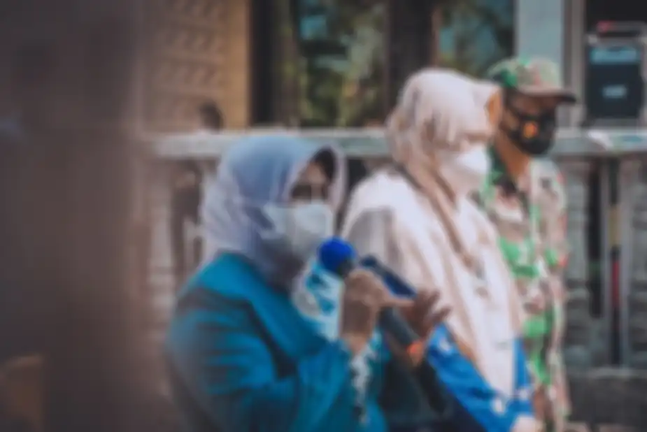 Wali Kota Tanjungpinang, Rahma buka suara soal foto yang menunjukkan dirinya duduk berduaan dengan seorang pria muda di atas kasur. 