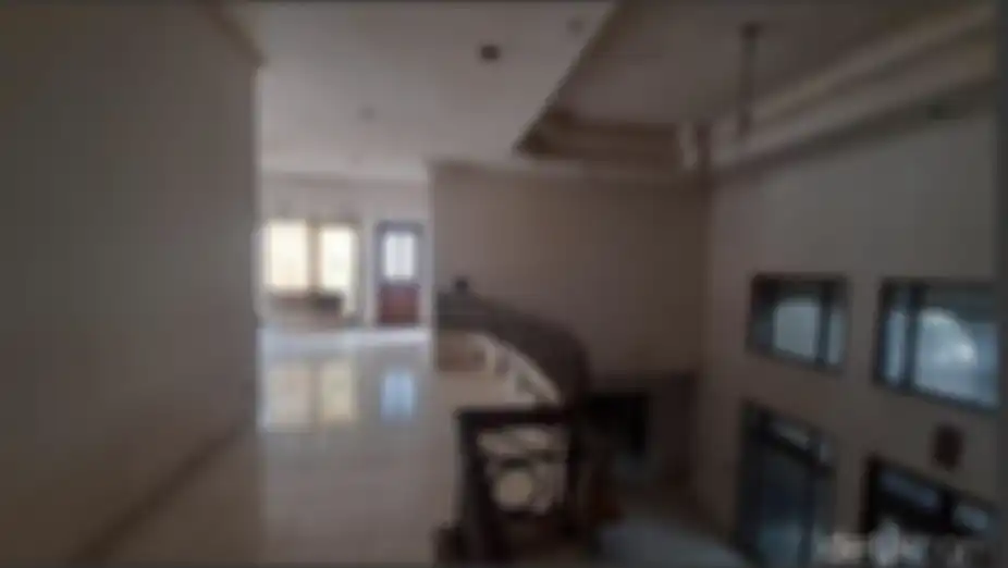 Foto kondisi bagian dalam rumah mewah Ibu Eny usai dibersihkan petugas Damkar dan relawan. 