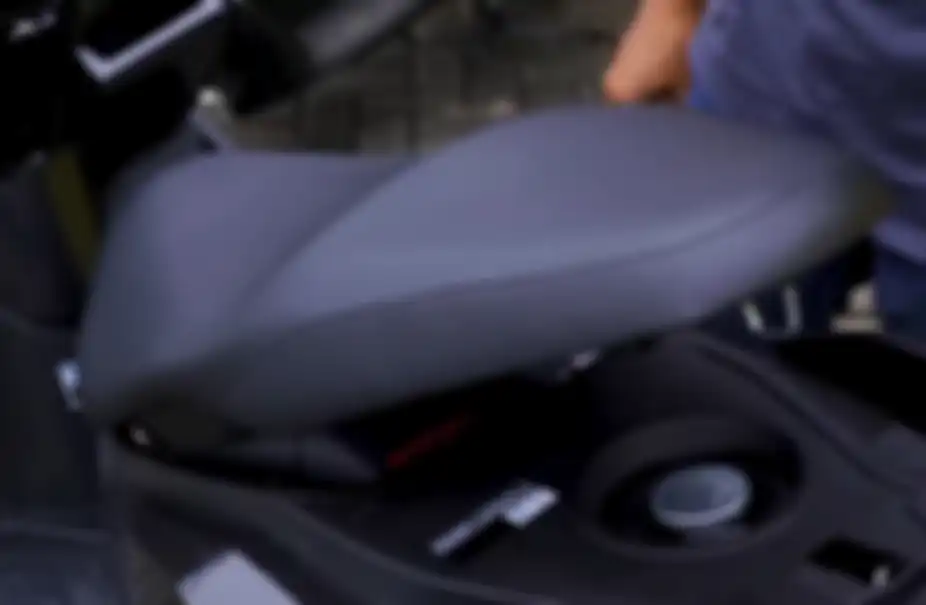 Jok Honda Vario 160 tidak bisa ditutup ketika diisi helm full face