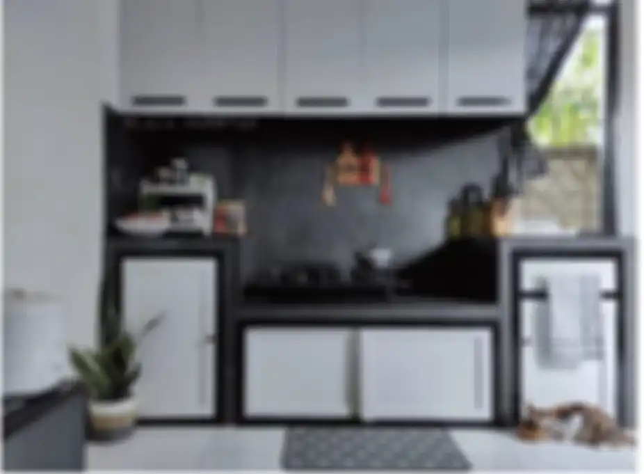 Desain dapur minimalis nan elegan ini mampu mencuri perhatian Ibu RT karena pilihan warna ini. Bukan lagi putih. Ini foto tampilan hasilnya.