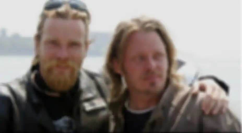 Dua biker yang menggunakan motor listrik buat turing lintas negara, Ewan McGregor dan Charley Boorman.