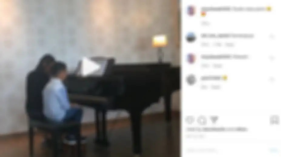 Keanu Massaid belajar piano bersama guru lesnya.