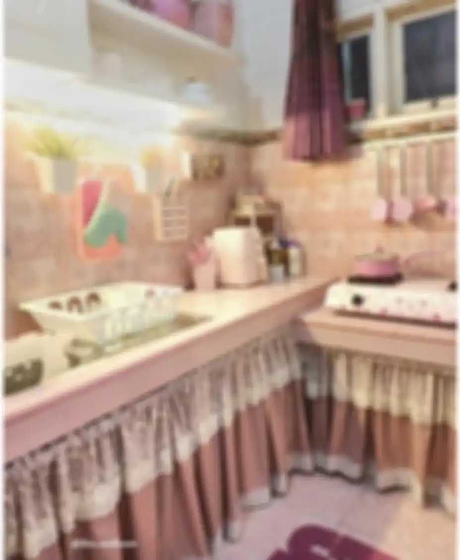 Terlanjur cari-cari foto inspirasi, ternyata desain kolong dapur mungil tampak kian cantik cuma modal gorden dibuat begini. 