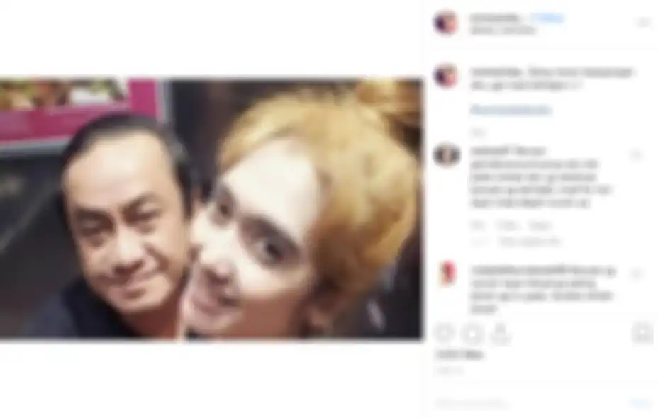 Unggahan Revi Mariska bersama suami
