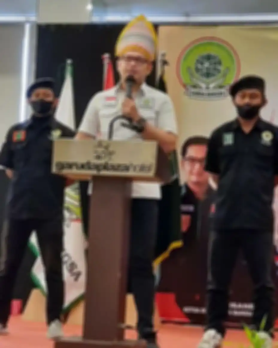 Tommy Kurniawan terkejut saat digerebek petugas keamanan di rumahnya. Foto anggota DPR menjadi sorotan usai kejadian itu.