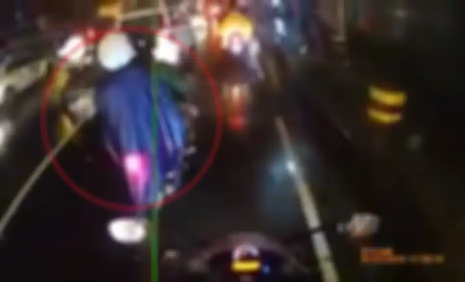 Bahaya pakai jas hujan ponco atau kelelawar di musim hujan. Bisa tersangkut ke rantai atau gir motor!