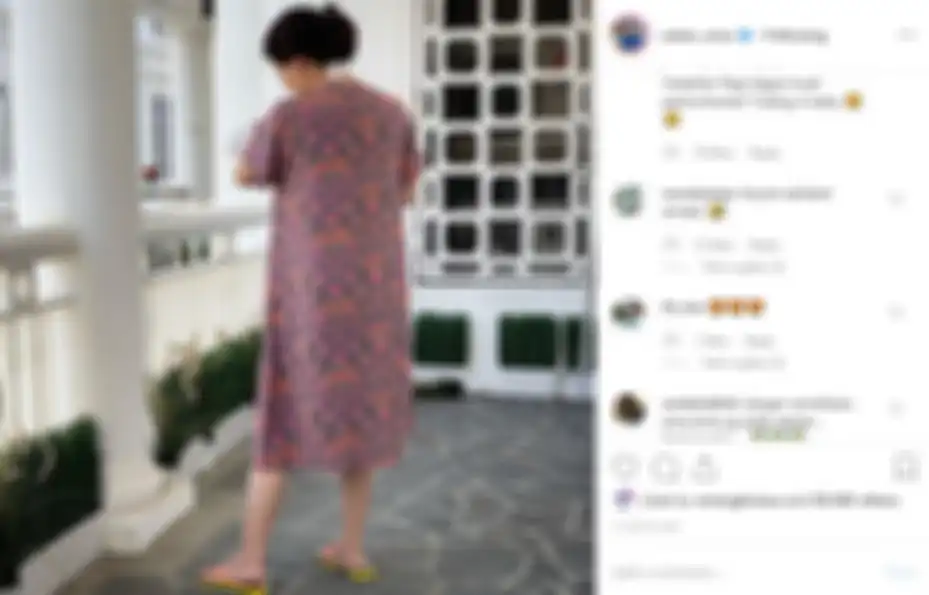 Penampilan sederhana Sarwendah dengan daster dan plester koyo di leher