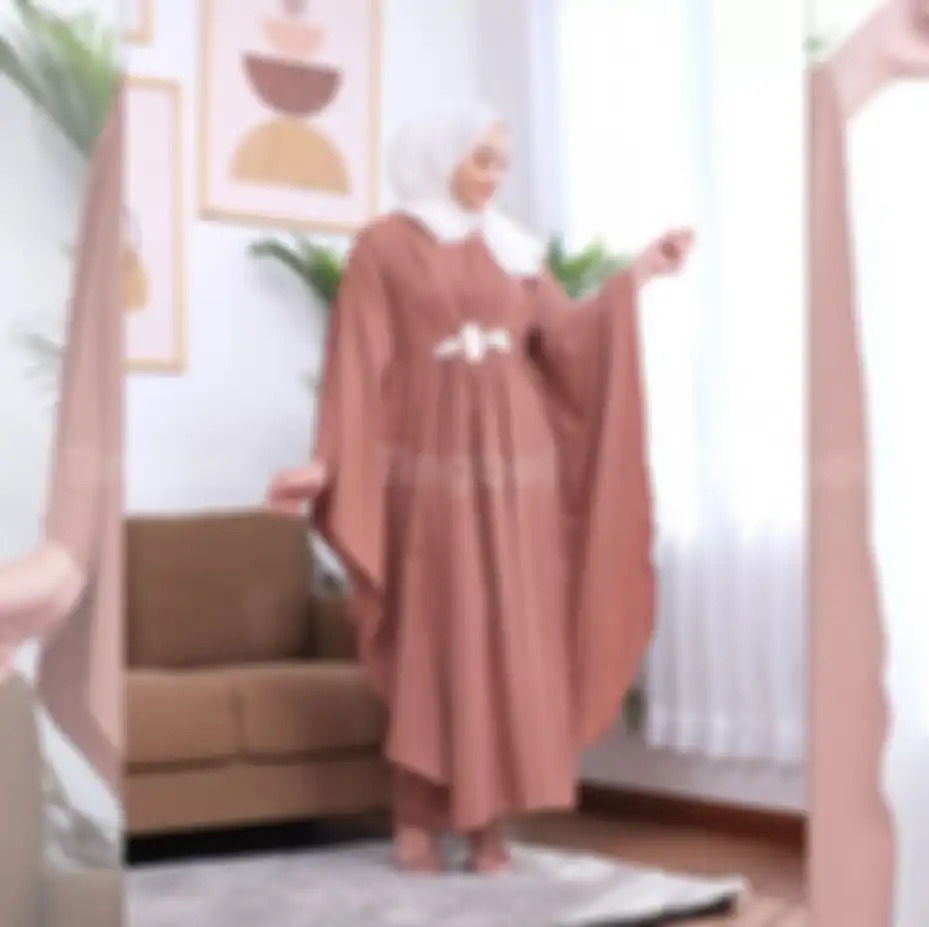 Gamis kaftan dari TINGBEL. 
