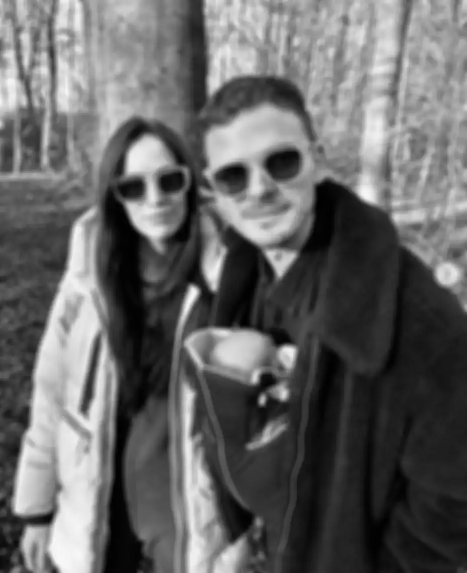 Gemma dan suami bersama putrinya yang baru lahir