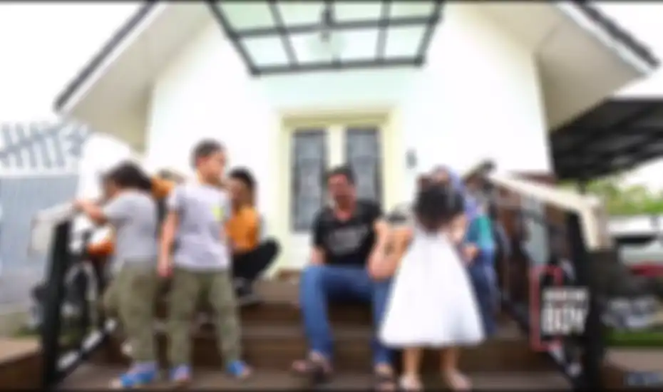 Bagian depan rumah Pasha Ungu