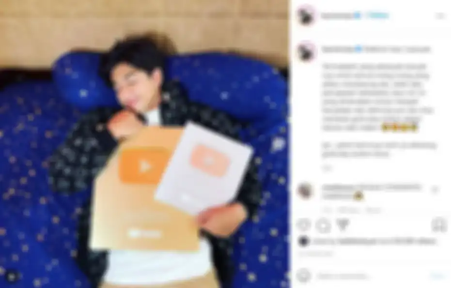 Harris Vriza memeluk Gold Play Button yang didapatkannya setelah memiliki 1 juta lebih pengikut di Youtube.