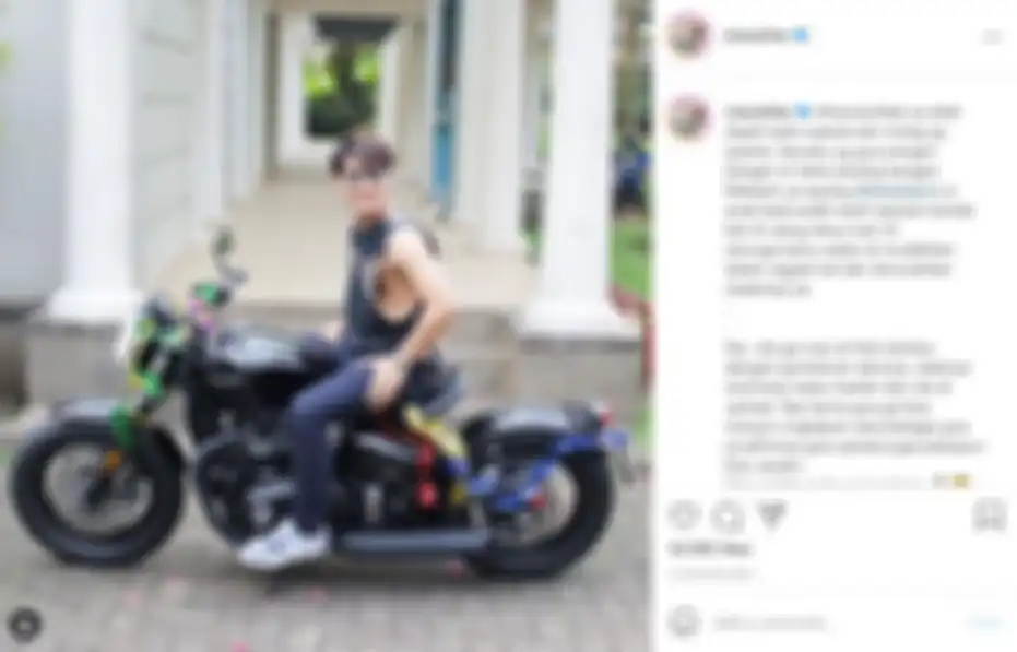 Potret Rizky Billar dengan sepeda motor barunya yang merupakan hadiah dari Lesti Kejora  