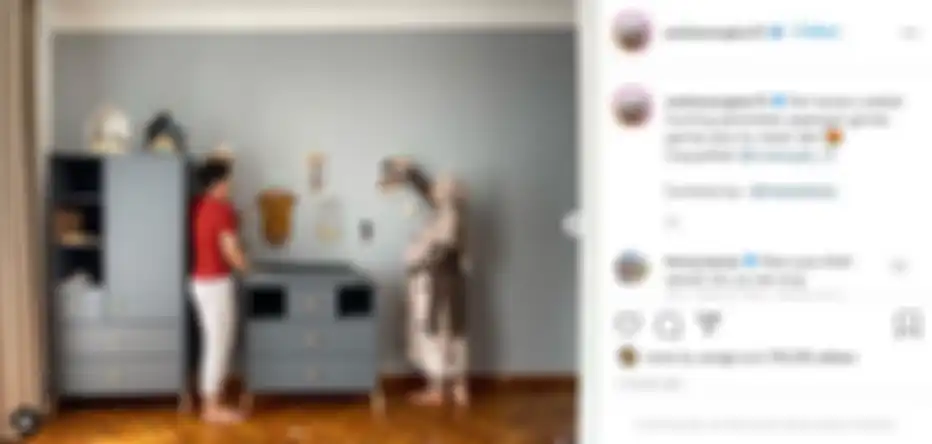 Zaskia Sungkar dan Irwansyah asyik memberi hiasan lucu di dinding kamar baru buah hatinya.