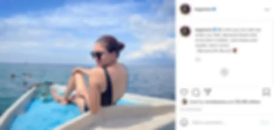 Gaya Donna Agnesia saat leha-leha di atas perahu.