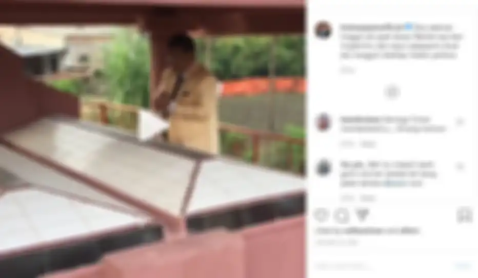 Hotman Paris mengunjungi makam kedua orang tuanya