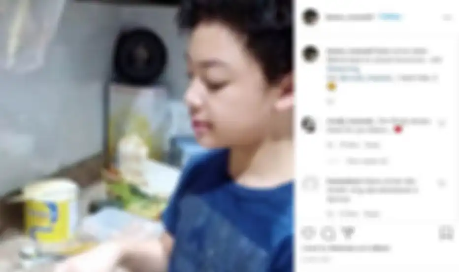 Keanu saat memanggang kue
