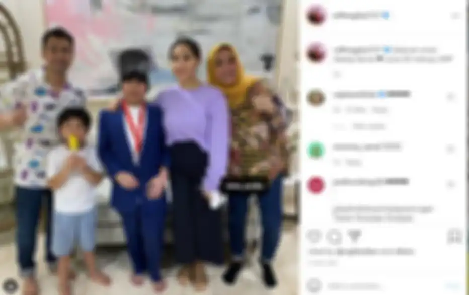 Raffi Ahmad, Nagita Slavina, serta Rafathar saat berfoto di hari kelulusar Gavrel