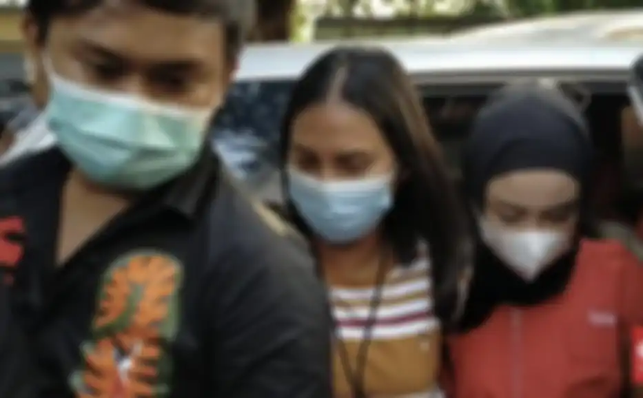 Nama asli Medina Zein terbongkar saat menjalani pemeriksaan di rutan Polda Metro Jaya. Foto terkininya pakai baju tahanan disebarkan.