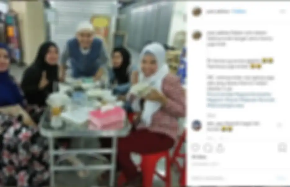 Egi John jualan soto betawi