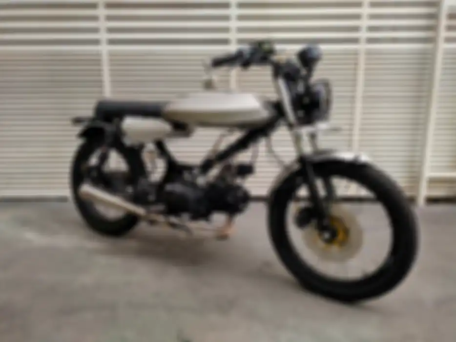 Moped custom berbasis Honda Supra X 125 buatan Rainbow Moto Builder